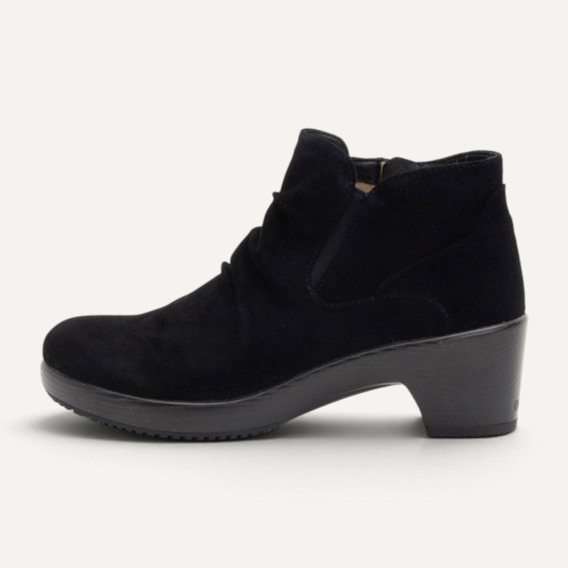 melina boot black